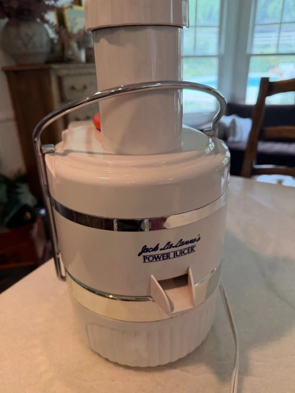 Jack lelannes White Electric power Juice Extractor with Blue Pulp Container